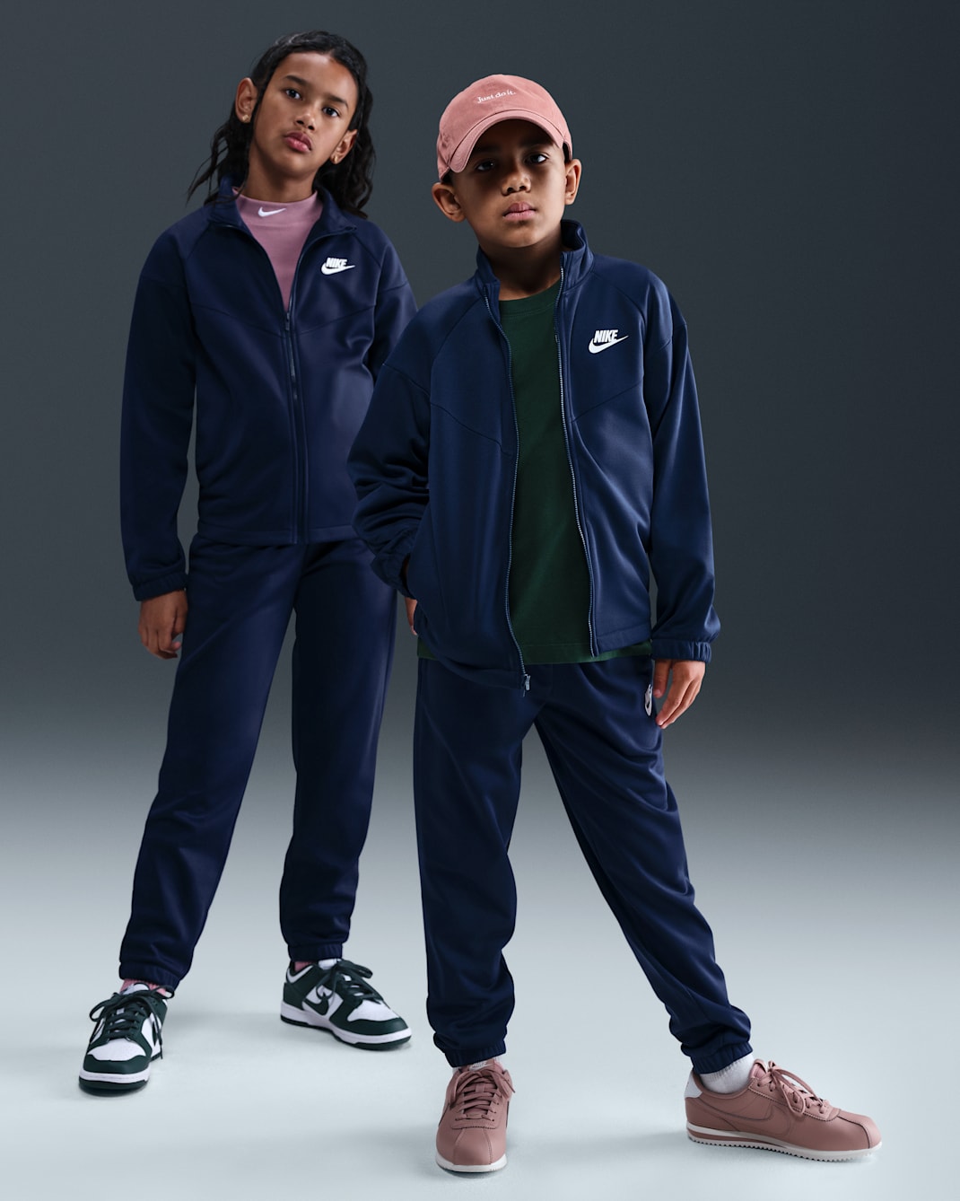 Nike Sportswear-tracksuit i Dri-FIT større børn - Midnight Navy/Midnight Navy/hvid