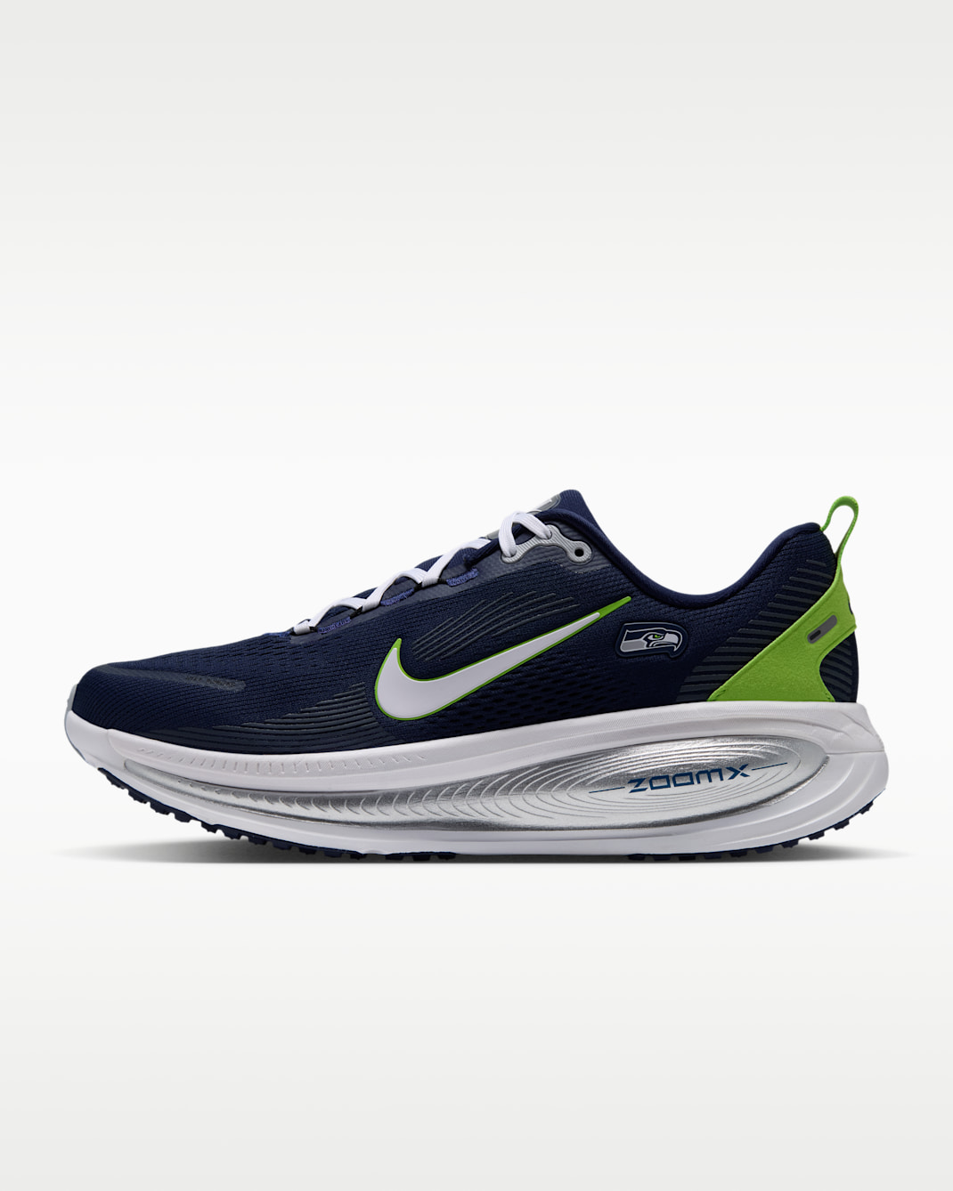 Tenis de correr en pavimento de la NFL para hombre Nike Vomero 18 (Seattle Seahawks) - Azul marino universitario/Gris lobo/Blanco