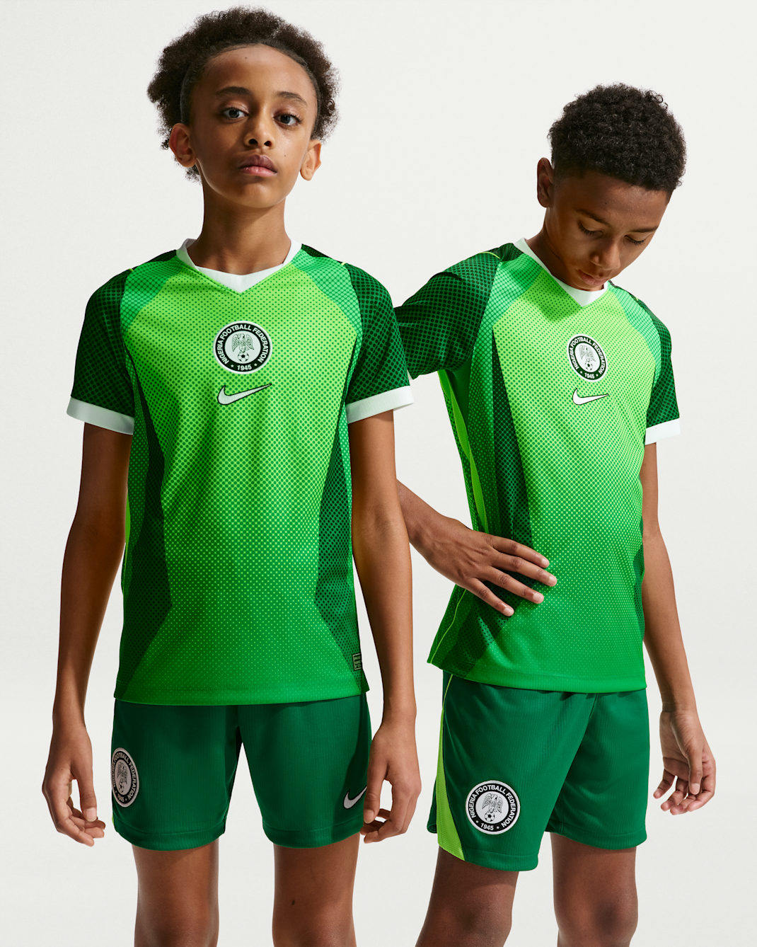 Jersey de fútbol de manga corta Nike Dri-FIT de Nigeria local 2026 Stadium para niños talla grande - Verde pino/Verde eléctrico/Blanco
