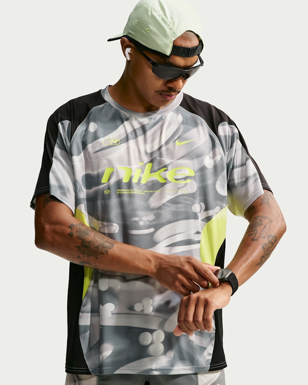 Maglia da running stampata a manica corta Dri-FIT Nike – Uomo - Smoke Grey/Nero/Light Lemon Twist/Light Lemon Twist
