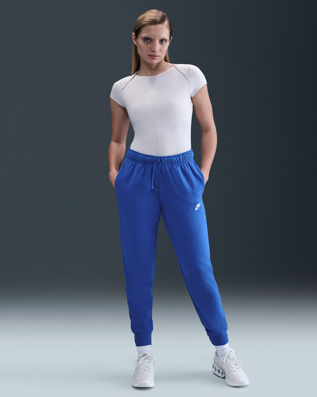 Joggers de tiro medio para mujer Nike Sportswear Club Fleece - Royal juego/Blanco