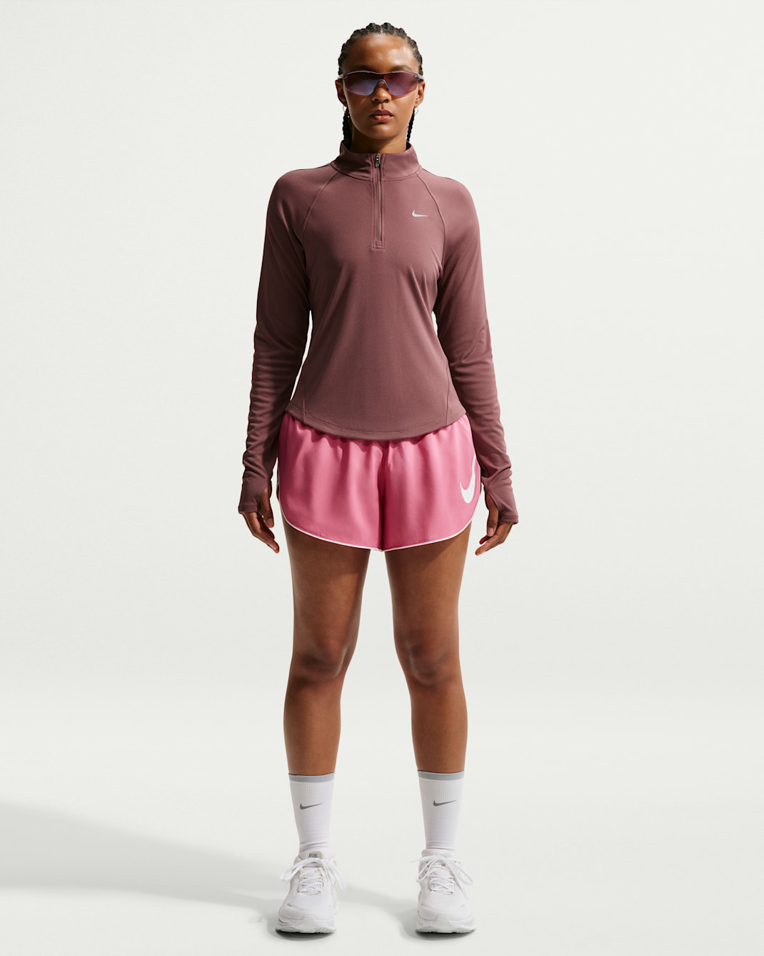 Shorts de correr Dri-FIT de tiro medio con forro de ropa interior para mujer Nike Tempo Flow Swoosh - Peonía/Espuma rosa/Blanco