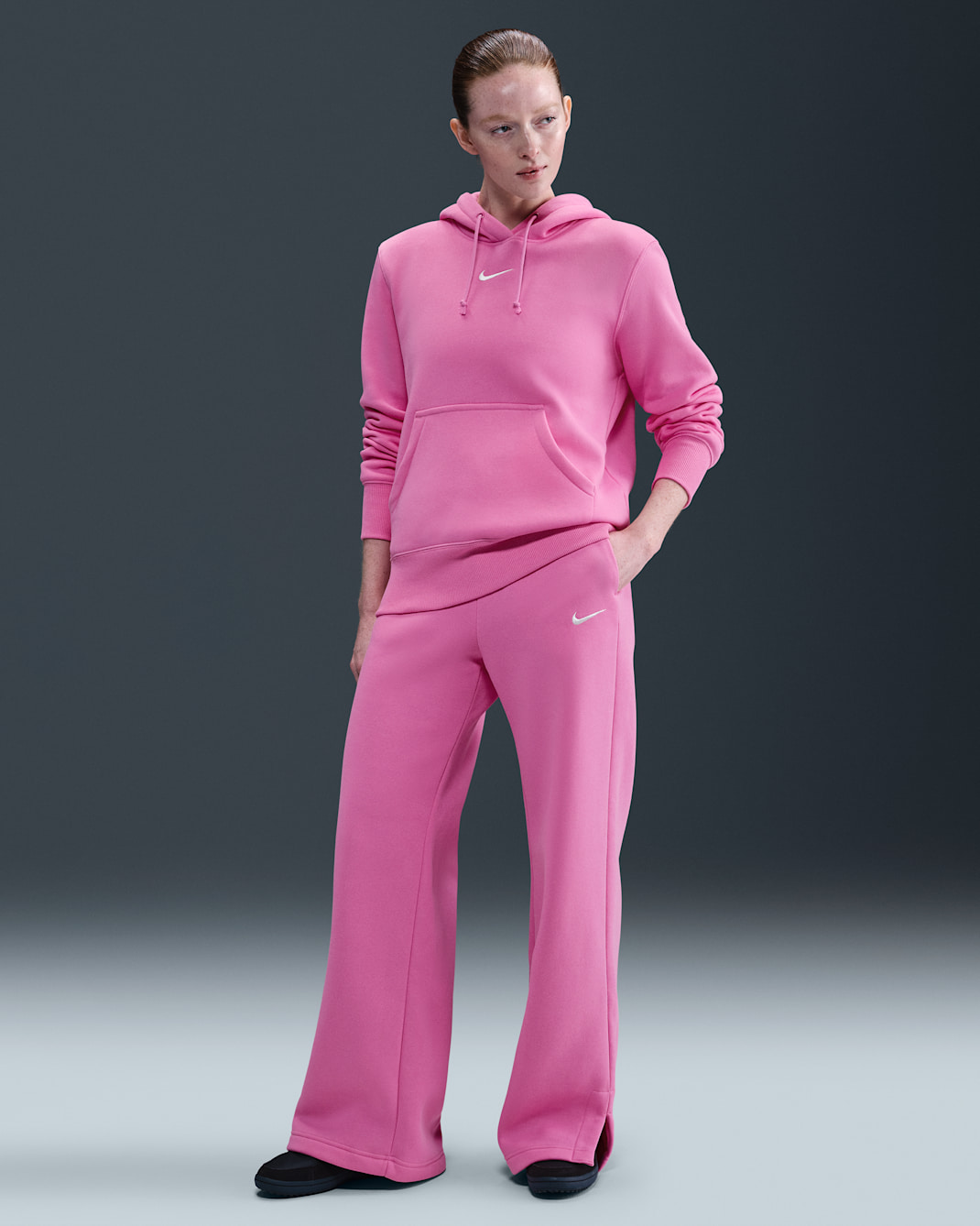 Pants de tiro alto de pierna amplia para mujer Nike Sportswear Phoenix Fleece - Rosa alegre/Vela