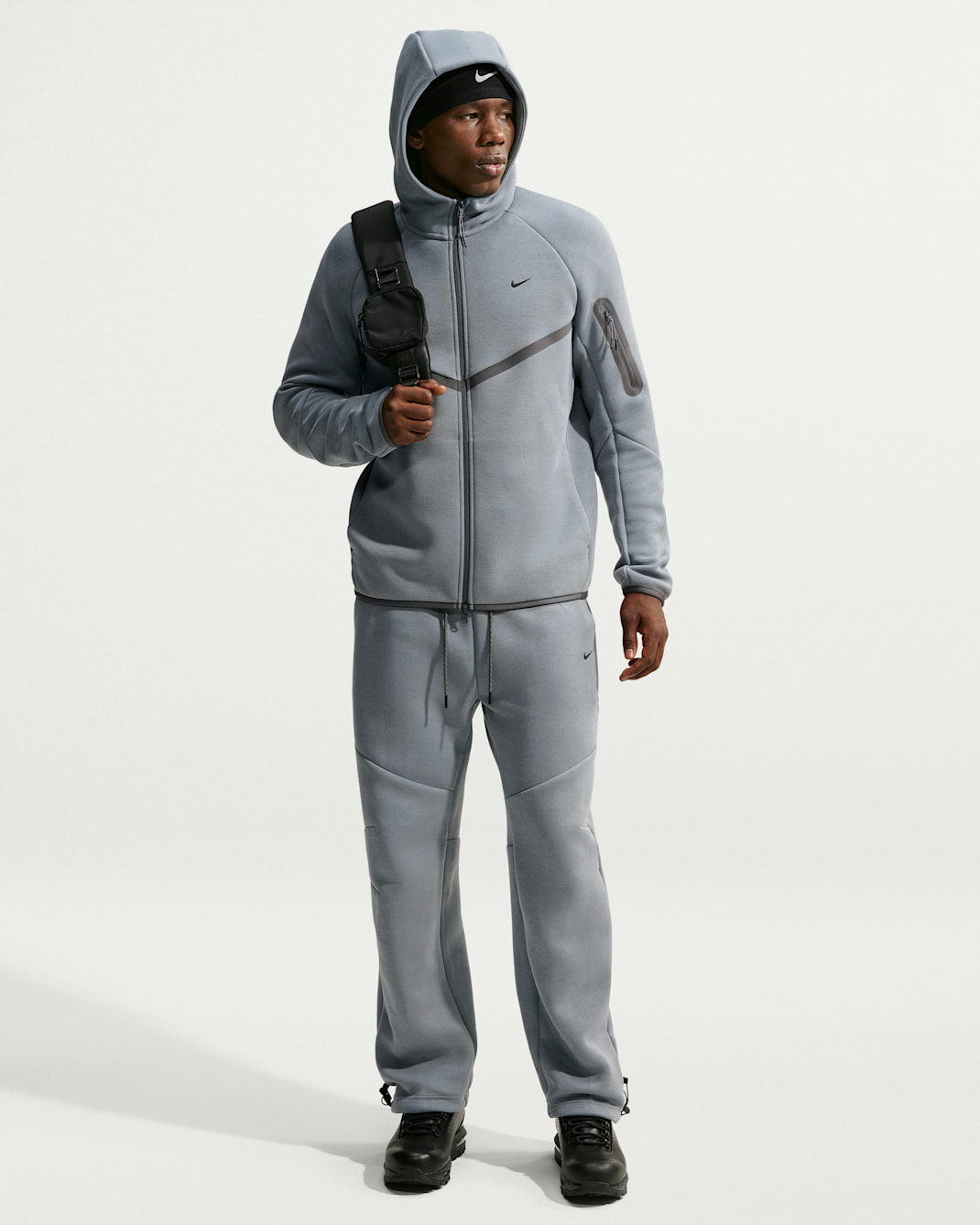 Pants de tejido Fleece con detalles de diseño reflejante con dobladillo abierto para hombre Nike Tech - Gris azulado/Gris hierro/Negro