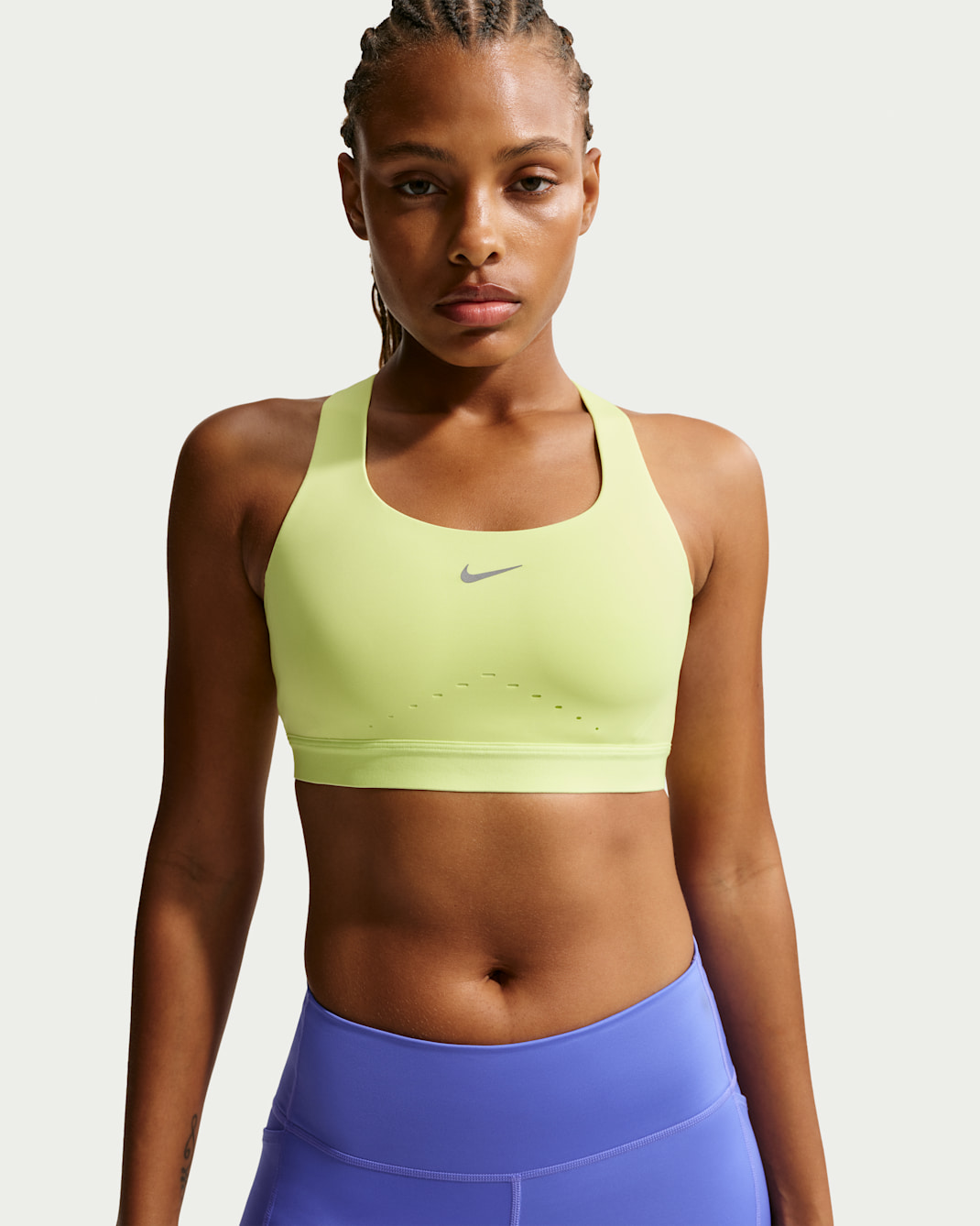 Bra deportivo de alta sujeción con forro ligero para mujer Nike Swift - Toque de limón claro/Plata
