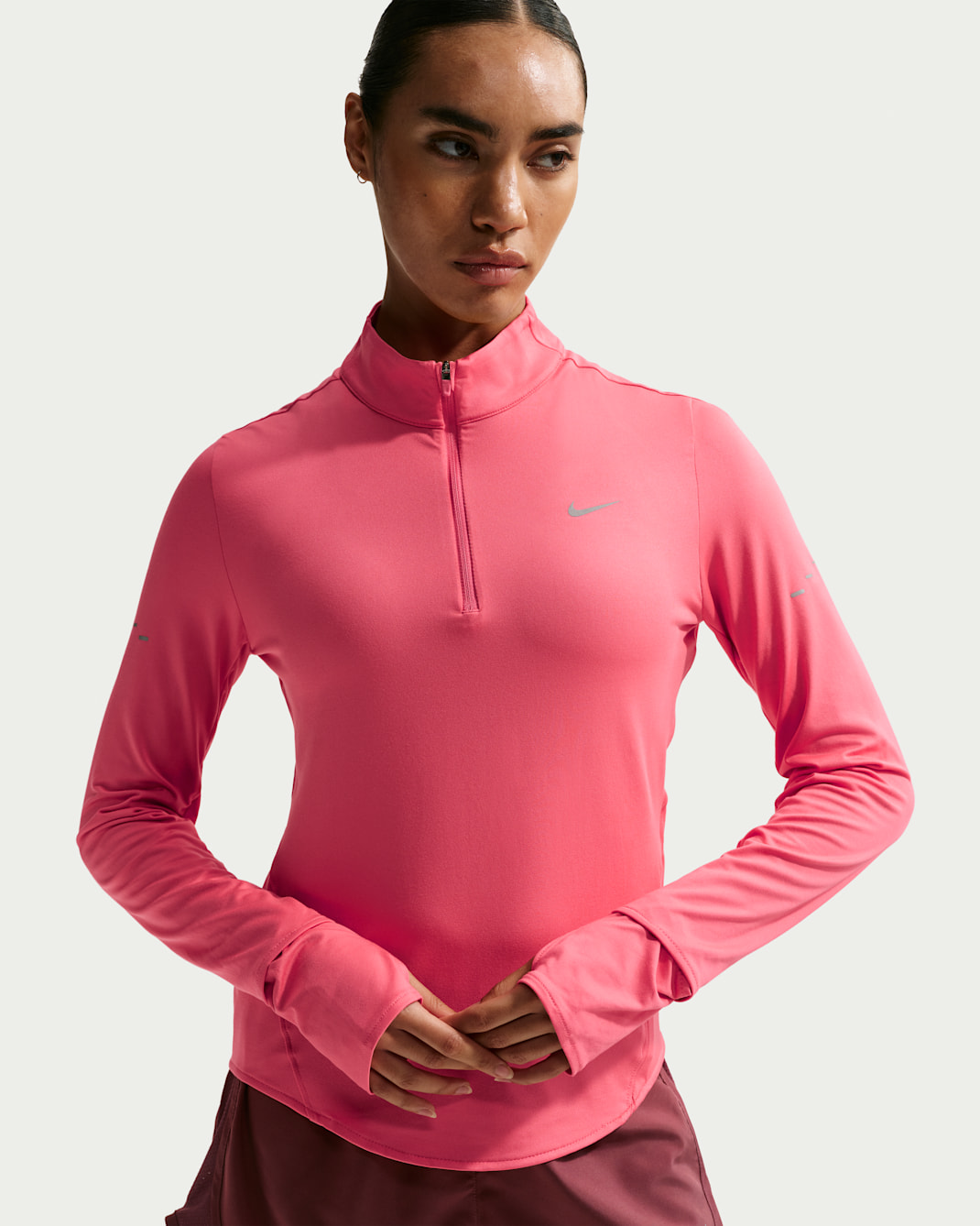 Playera de correr Dri-FIT UV de cierre de 1/4 para mujer Nike Swift - Coral marino