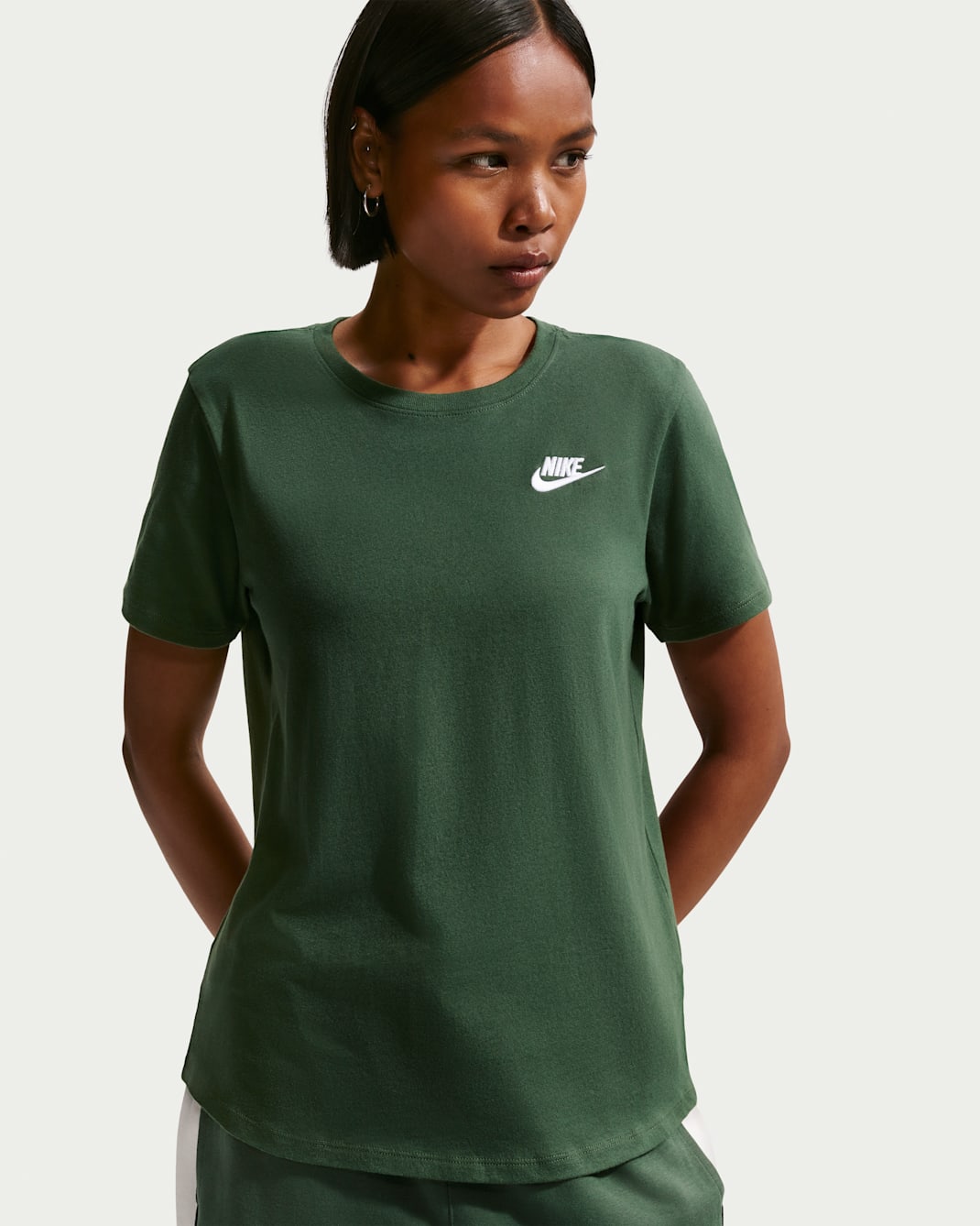 Nike Sportswear Club Essentials Damen-T-Shirt - Fir/Weiß