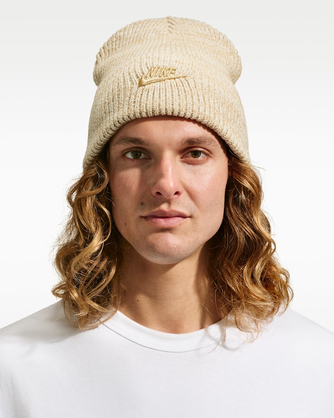 Nike Peak Holiday Beanie mit hohem Bündchen - Filbert/Light Khaki/Sail/Metallic Gold