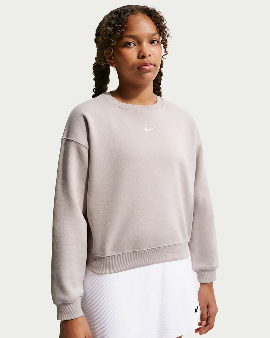 Nike Sportswear Studio Dessuadora de coll rodó de teixit Fleece i disseny quadrat - Nena - Moon Particle/Blanc