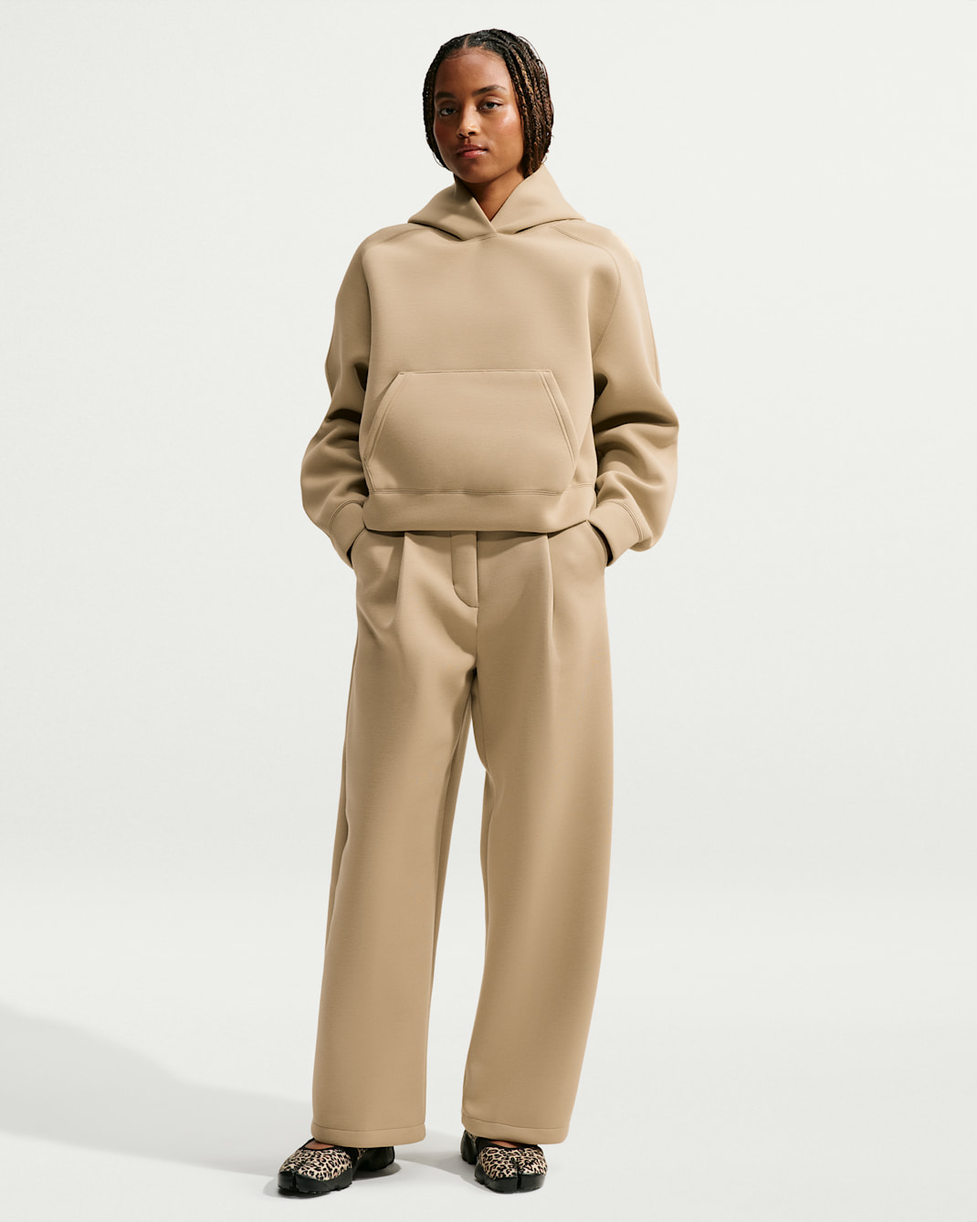 Nike Pregame Fleece Pantalón holgado de talle medio - Mujer - Parachute Beige/Parachute Beige