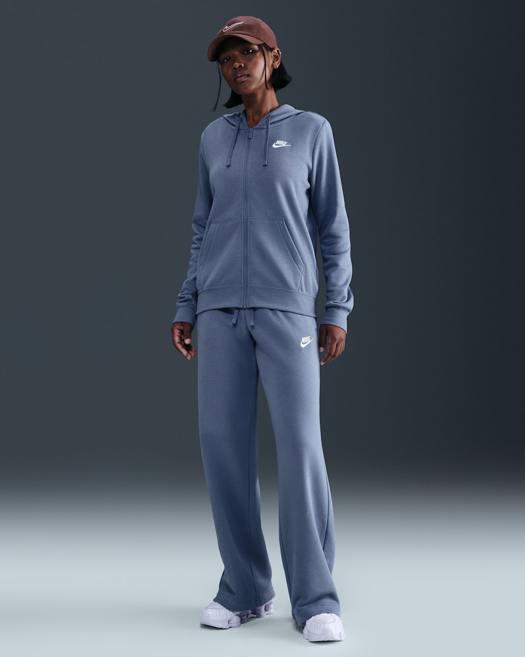 Pants de entrenamiento de piernas anchas de tiro medio para mujer Nike Sportswear Club Fleece - Índigo mundial/Blanco