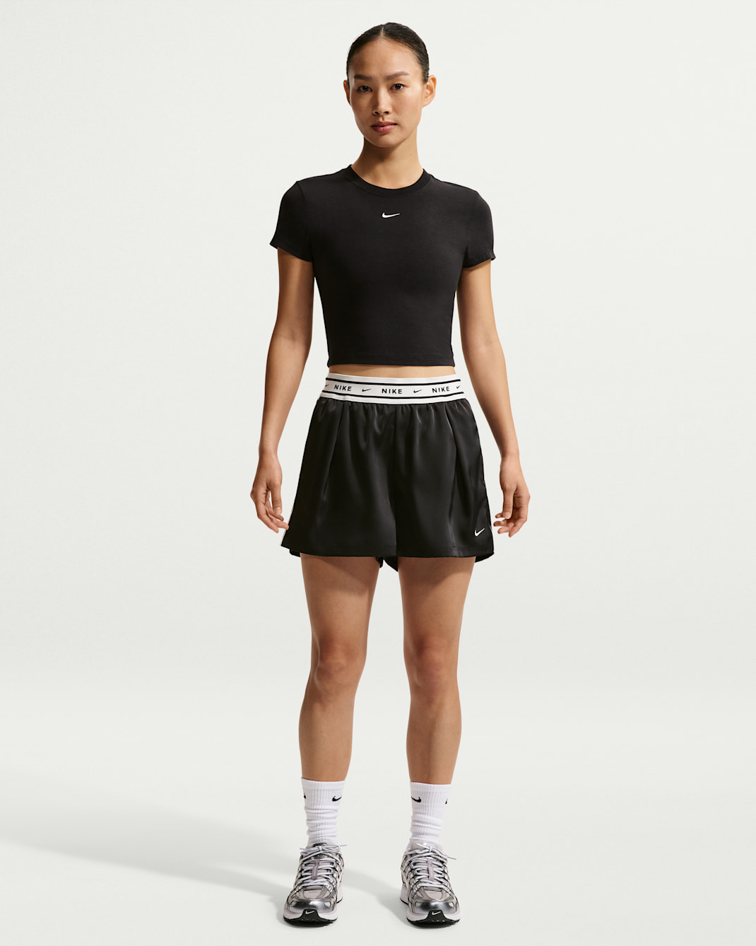 나이키 스포츠웨어 여성 루즈 핏 미드라이즈 새틴 쇼츠 - 블랙/세일