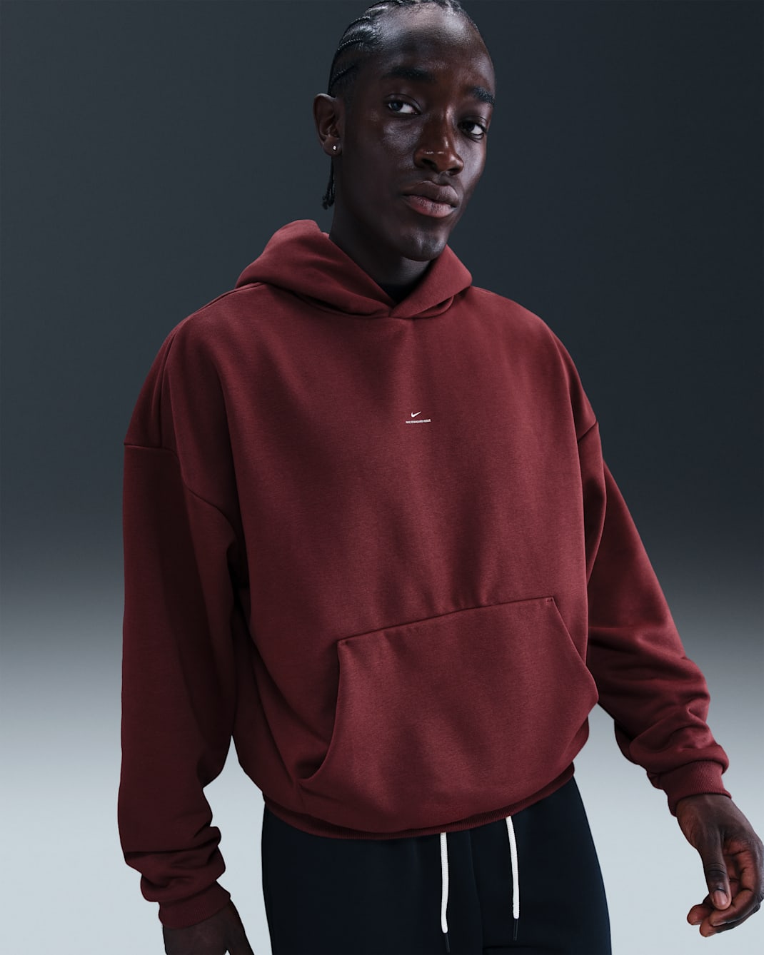 Nike Standard Issue Men's Therma-FIT Brushed Basketball Pullover Hoodie - Dark Team Red/Pale Ivory