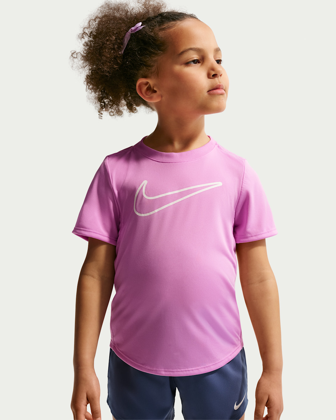 Playera con gráfico para niños talla pequeña Nike Dri-FIT - Morado