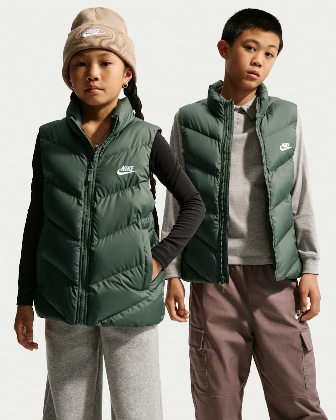 Pufferväst Nike Sportswear All Day Play Therma-FIT med ledig passform för ungdom - Camo Green/Vit