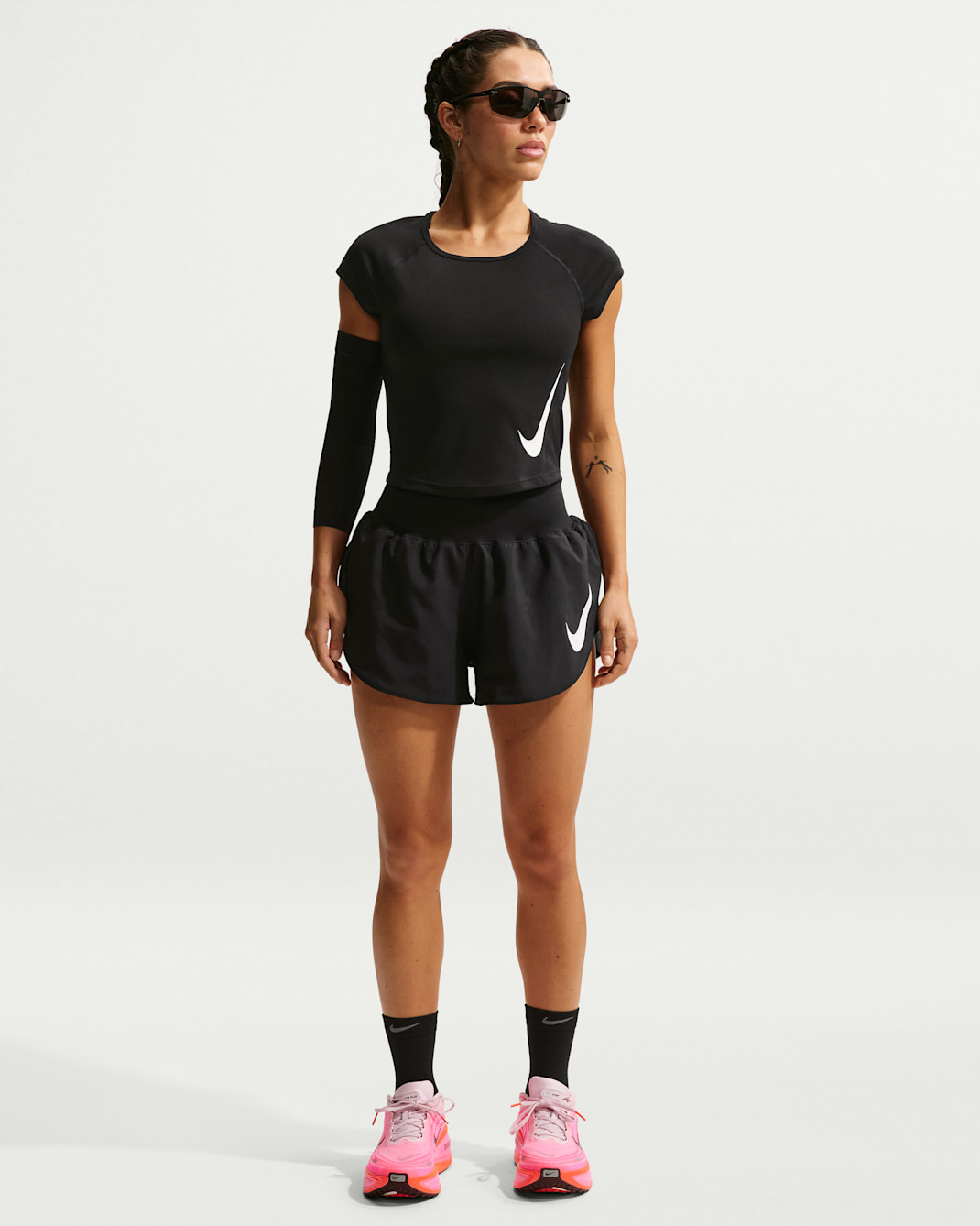 Shorts de correr Dri-FIT de tiro medio con forro de ropa interior para mujer Nike Tempo Flow Swoosh - Negro/Blanco