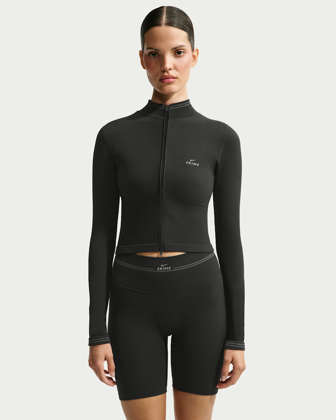 NikeSKIMS ribbestrikket, sømløs kort jakke med hel glidelås til dame - NSKM Obsidian/NSKM Armor