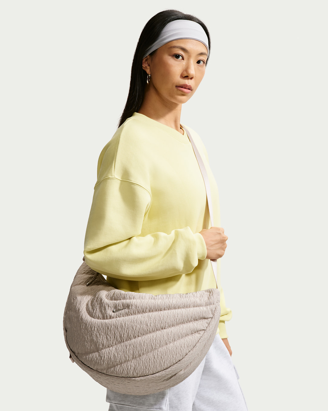 Nike Aura Crescent Crossbody-Tasche (11 l) - Cream II/Cream II/Metallic Silver Barrel