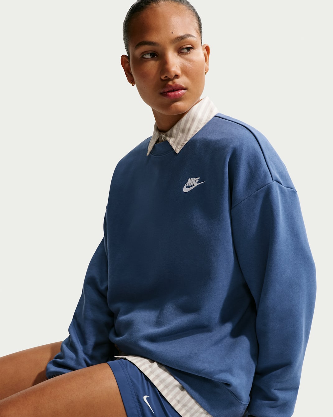 Sudadera de cuello redondo holgada para mujer Nike Sportswear Club Fleece - Azul marino místico/Blanco