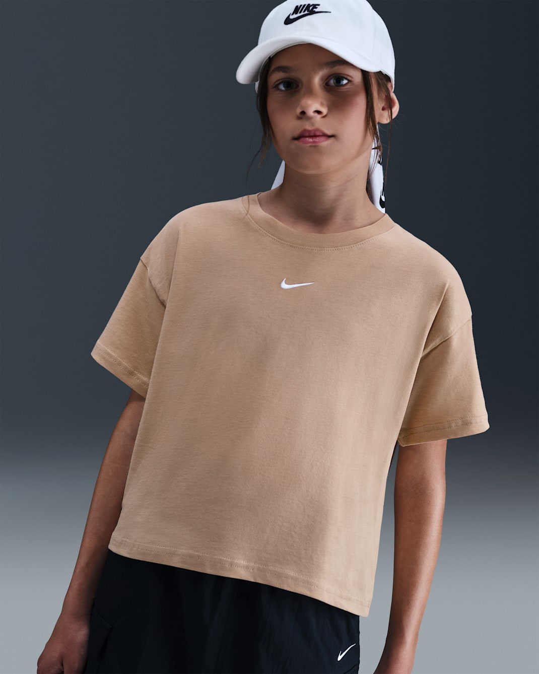 Playera para niña talla grande Nike Sportswear Essential - Cáñamo