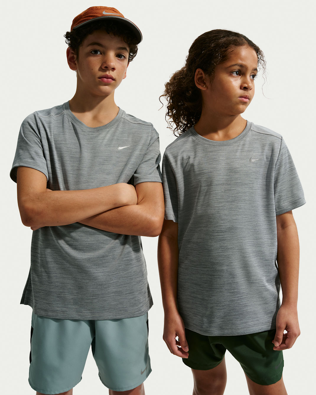 Playera de manga corta Nike Miler Dri-FIT para niños talla grande - Gris humo/Jaspeado