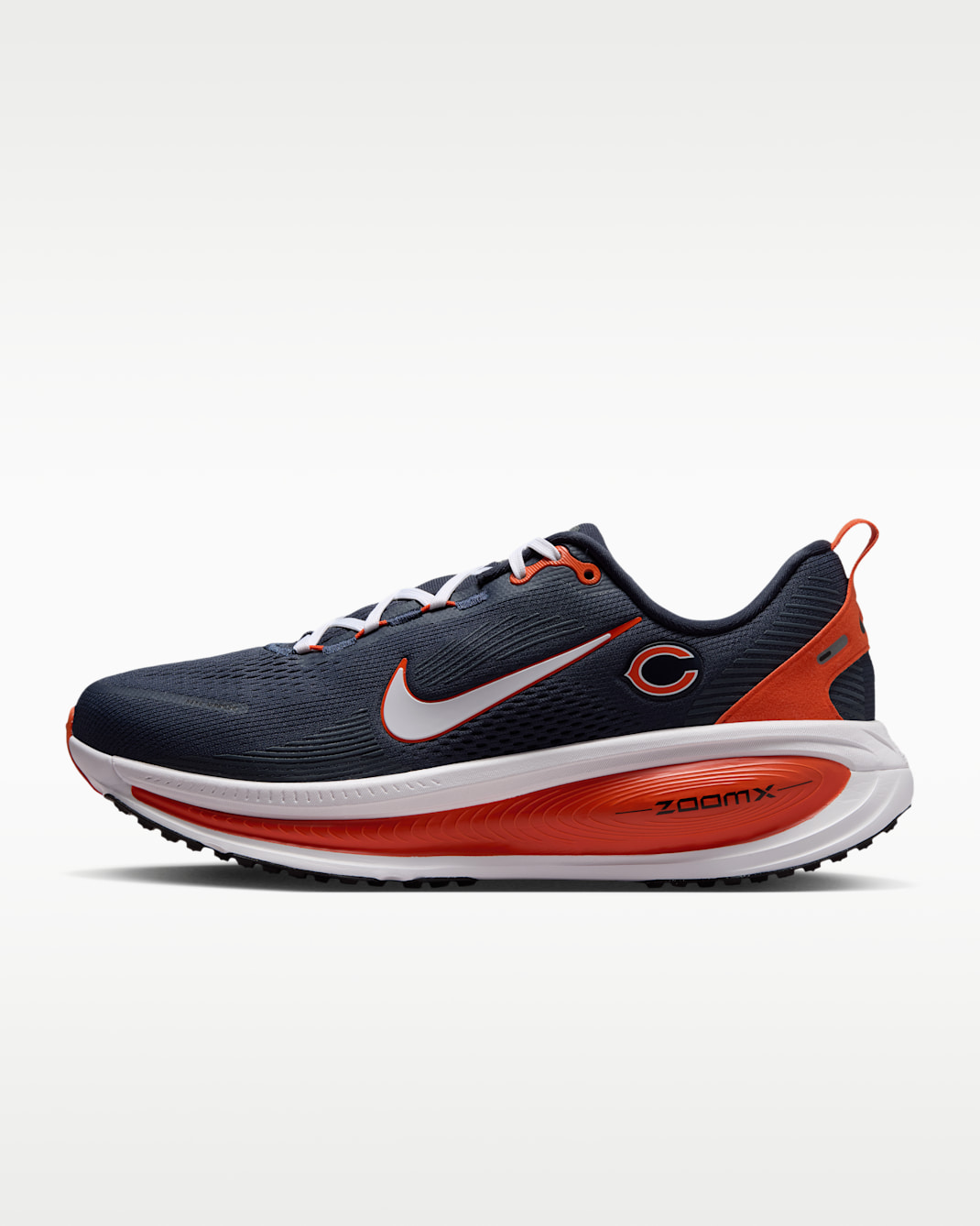 Tenis de correr en pavimento de la NFL para hombre Nike Vomero 18 (Chicago Bears) - Marino/Naranja universitario/Blanco