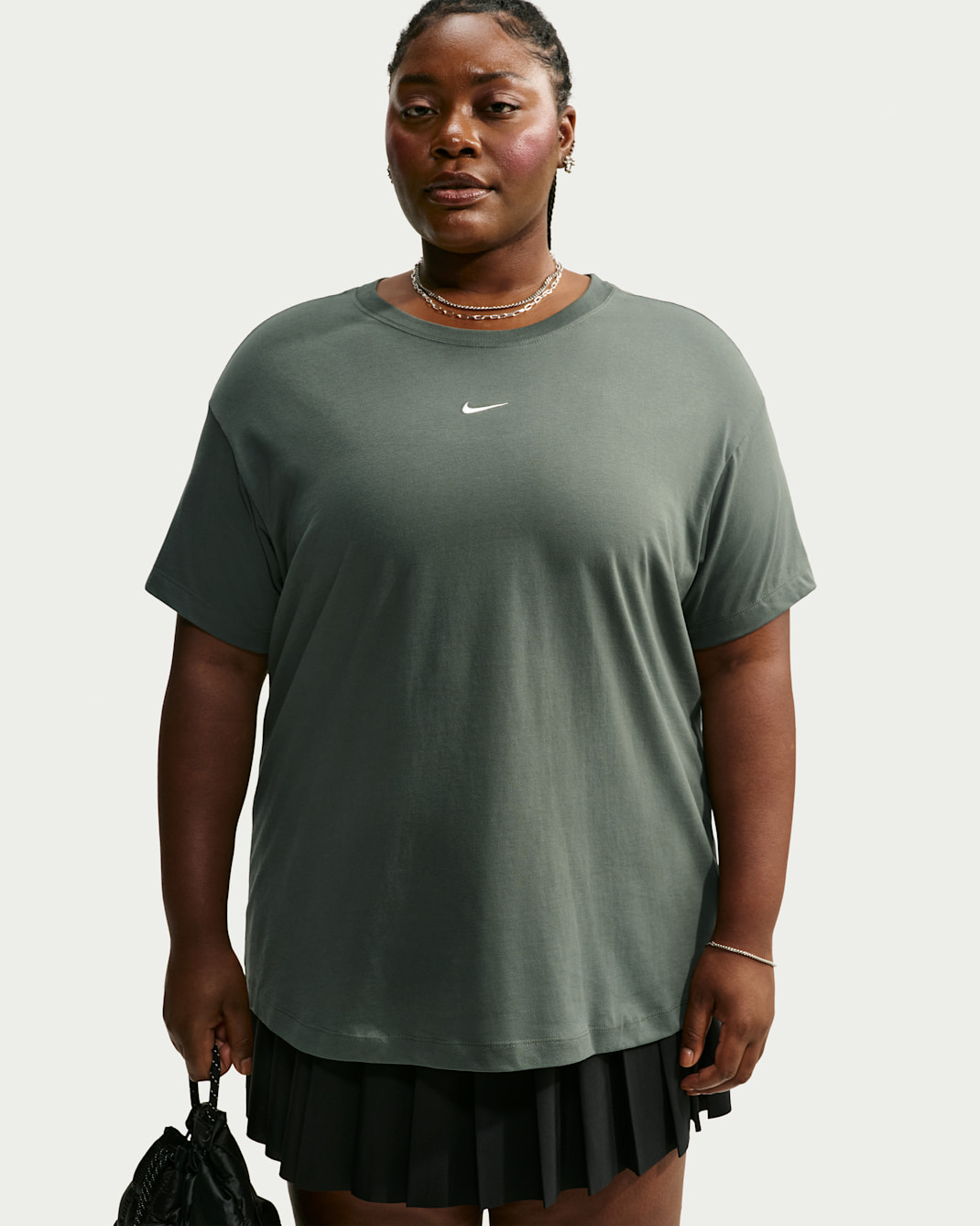 Playera de manga corta oversized para mujer (talla grande) Nike Sportswear Classic - Verde camuflaje