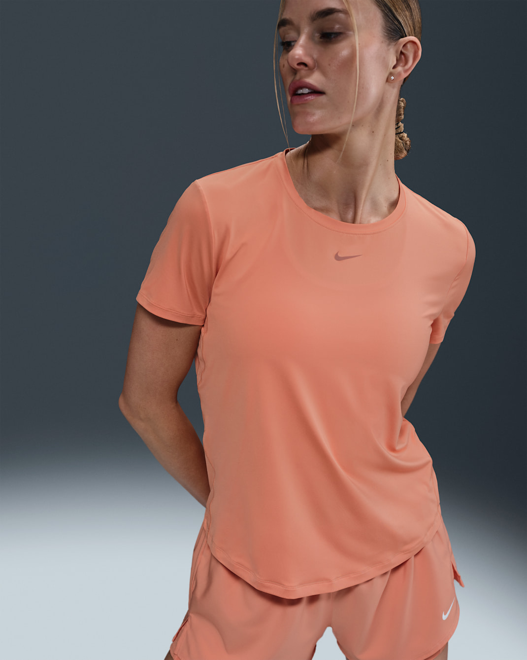Playera de manga corta Dri-FIT para mujer Nike One Classic - Ágata melocotón/Negro