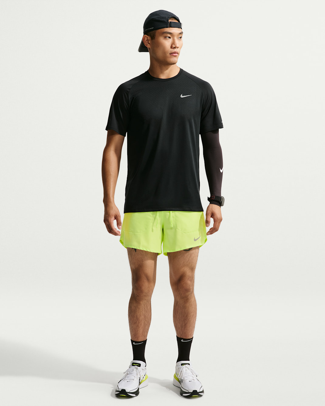 Shorts de correr Dri-FIT de 13 cm con forro de ropa interior para hombre Nike Stride - Toque de limón claro