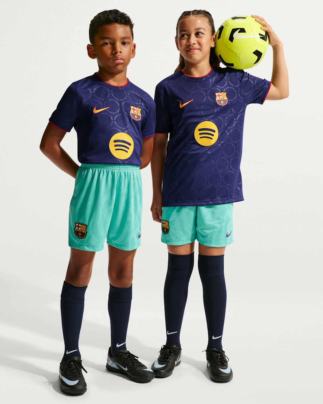 FC Barcelona 2026/27 Stadium Third Nike Dri-FIT replika futballrövidnadrág nagyobb gyerekeknek - Green Frost/Gym Red/Loyal Blue