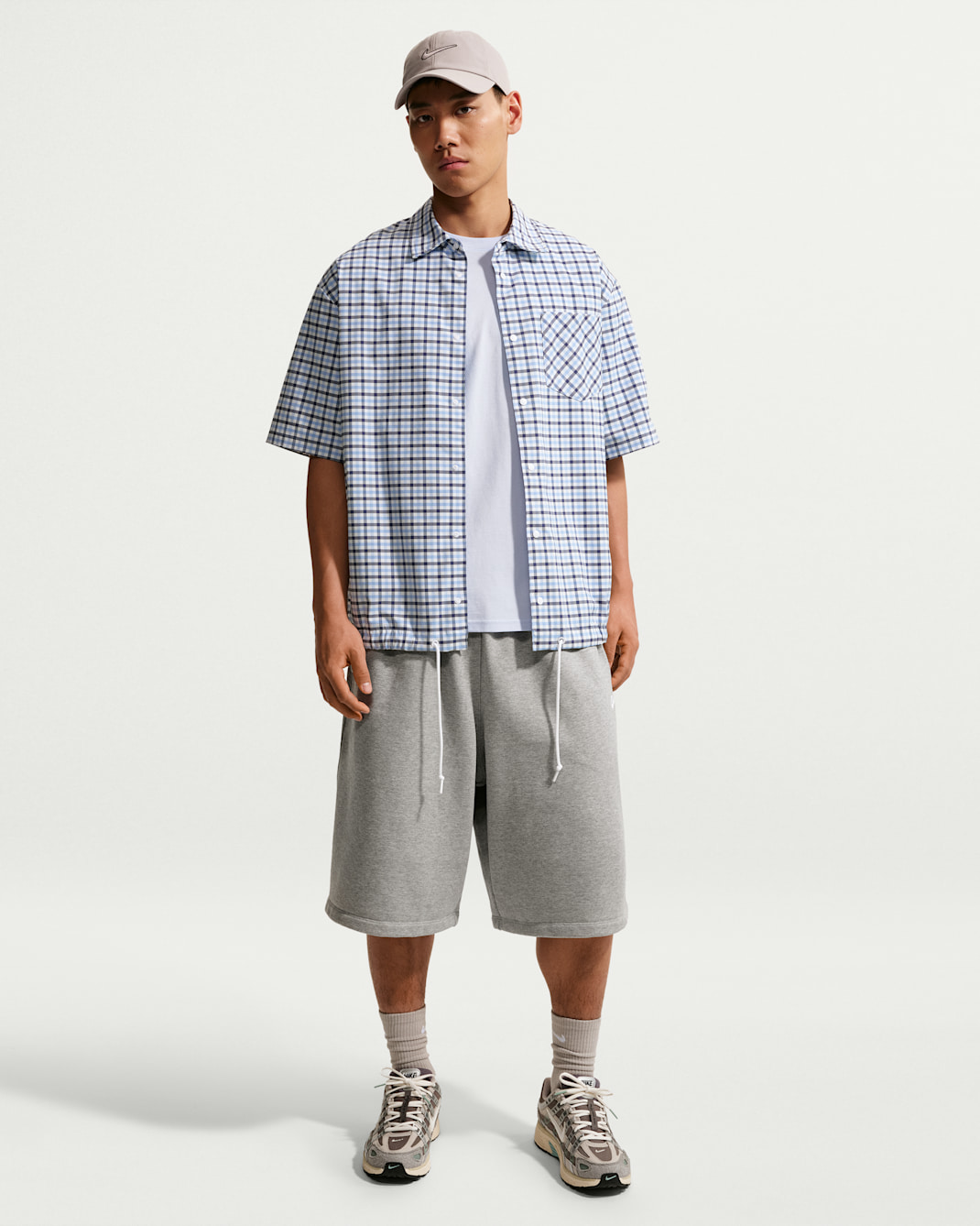 กางเกงขาสั้นผ้าเฟรนช์เทรีทรงโอเวอร์ไซส์ผู้ชาย Nike Sportswear Club - Dark Grey Heather/Light Smoke Grey/ขาว