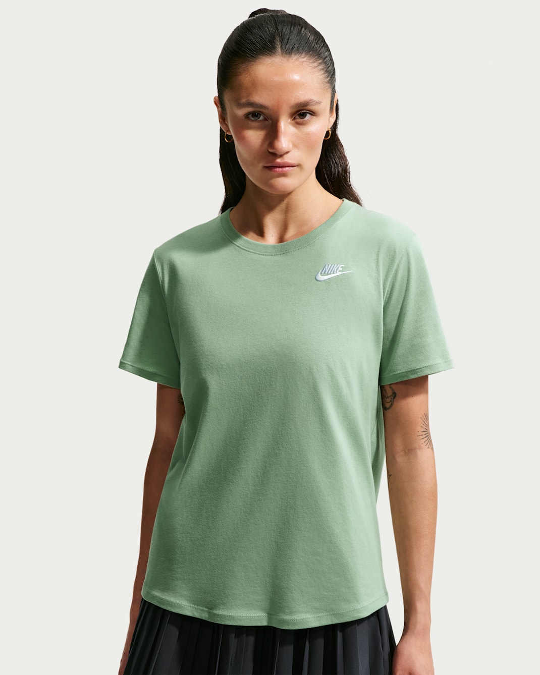 Nike Sportswear Club Essentials T-skjorte til dame - Steam/Hvit