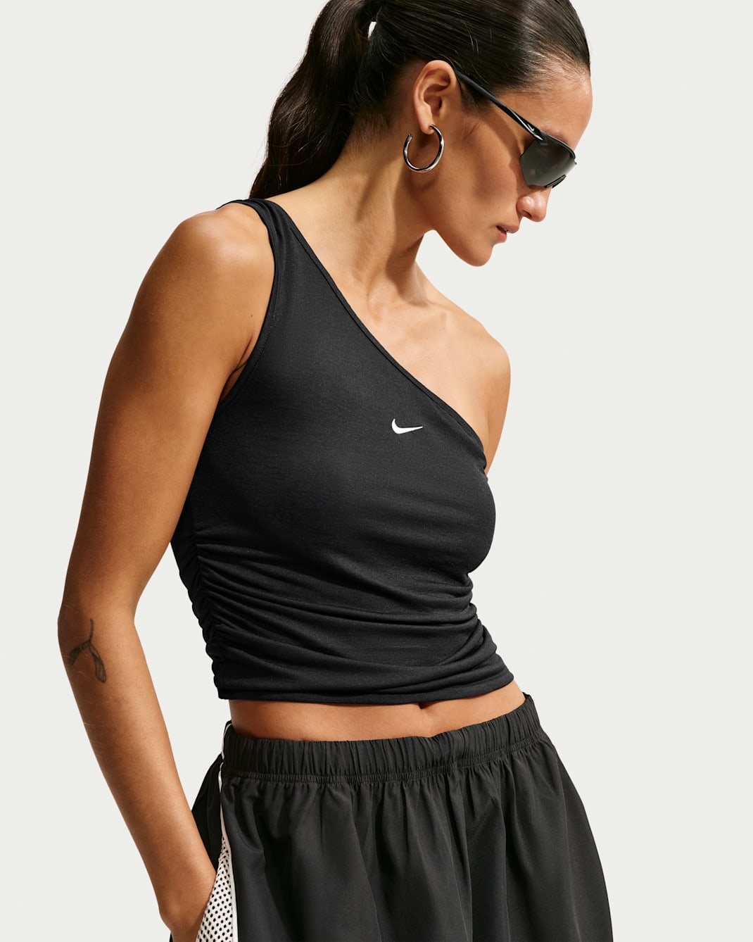 Camiseta de tirantes ajustada de un solo hombro para mujer Nike Sportswear - Negro/Vela