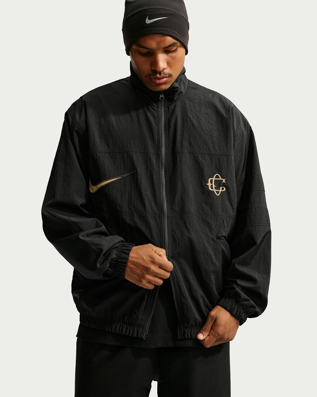 Chamarra deportiva de futbol alternativa Nike Repel para hombre de C.D. Guadalajara - Negro/Negro/Oro genuino