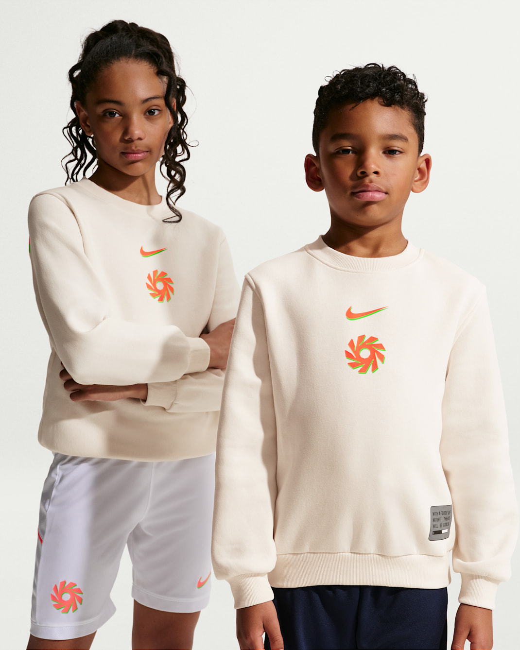Sweat-shirt à col ras-du-cou Nike Football Erling Haaland Club Fleece pour ado - Phantom/Hot Punch
