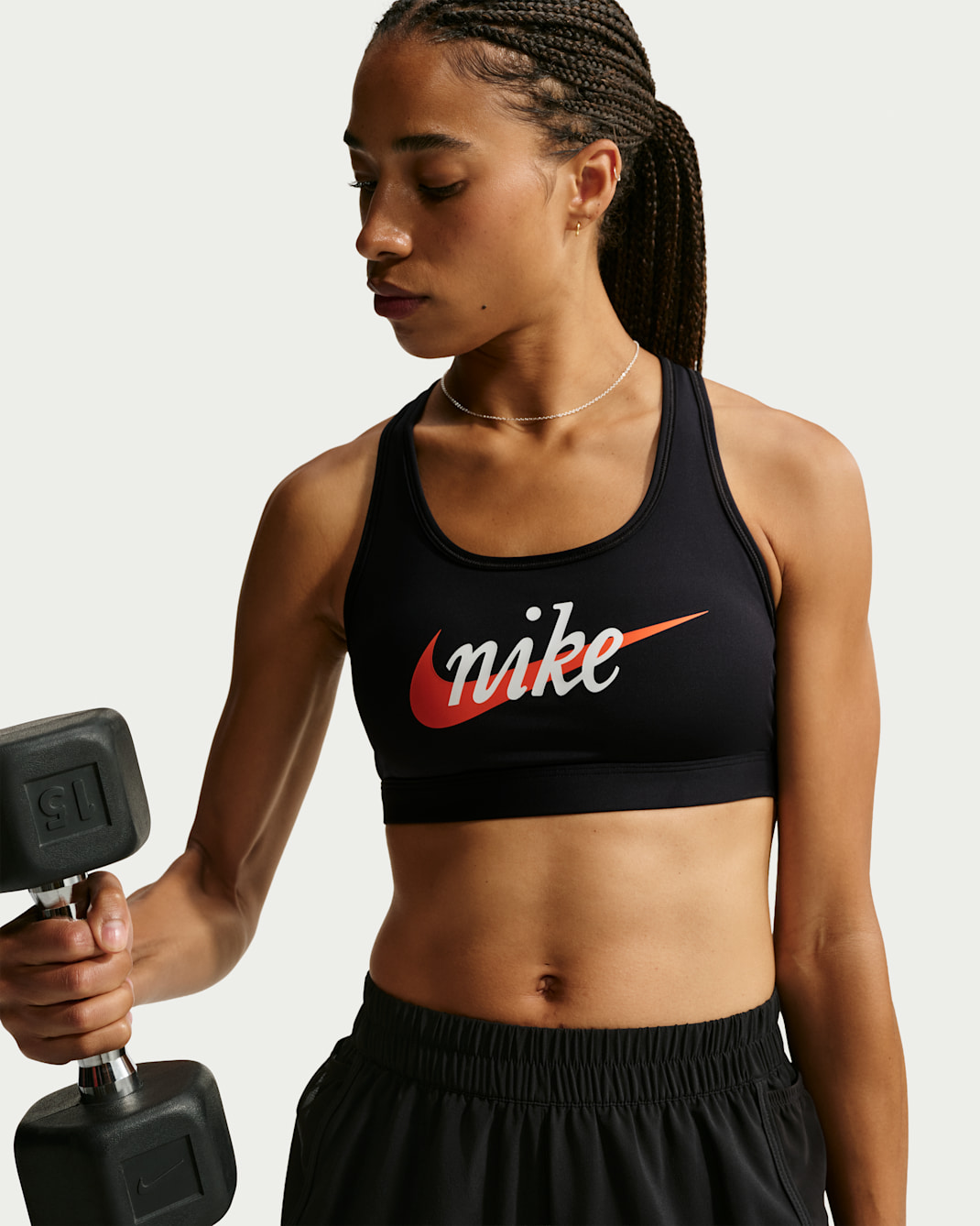 Bra deportivo con almohadilla de media sujeción para mujer Nike Swoosh - Negro/Naranja team/Blanco
