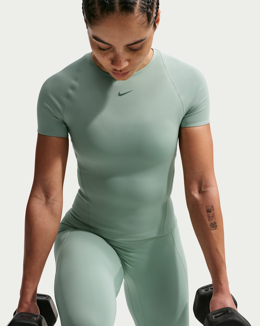 Nike Universa Dri-FIT kortermet overdel til dame - Steam/Dutch Green/Dutch Green