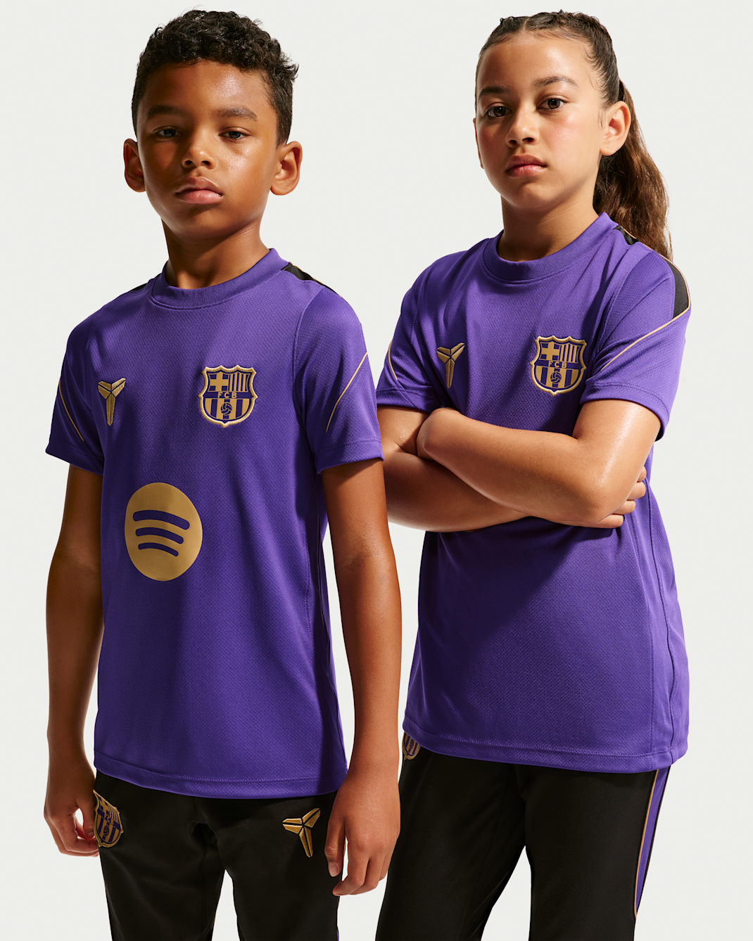 Maglia da calcio a manica corta Kobe Dri-FIT FC Barcelona Strike per ragazzo/a – Away - Field Purple/Elemental Gold/Nero/Oro metallizzato