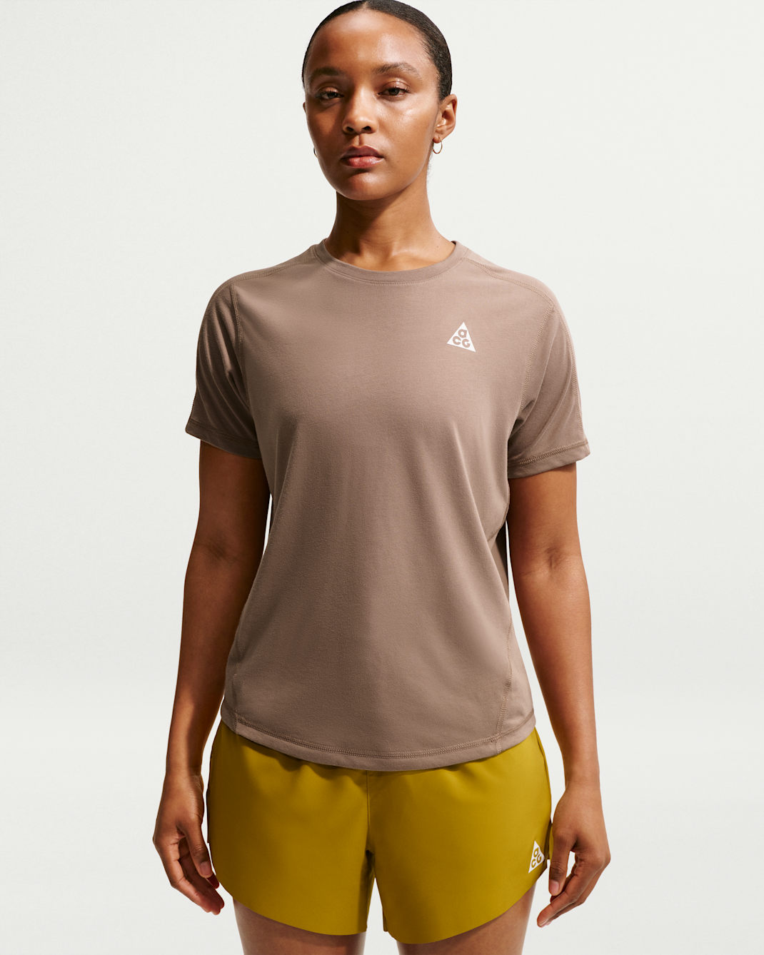 Playera de trail running de manga corta Dri-FIT para mujer Nike ACG - Marrón visón/Blanco cumbre