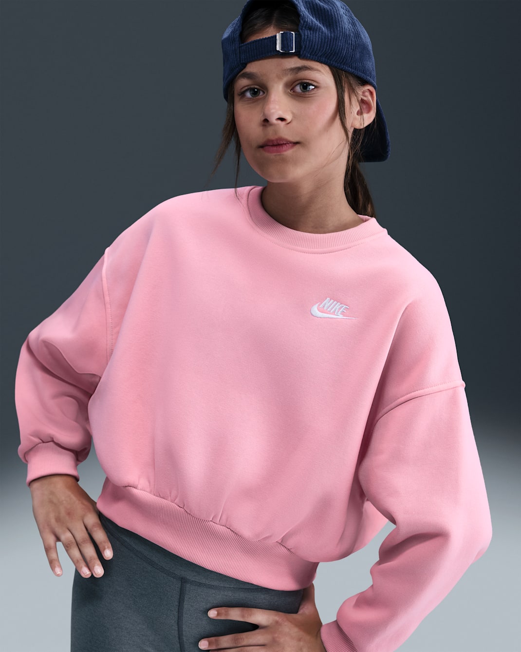 Sudadera de cuello redondo Dri-FIT de corte cuadrado para niña Nike Sportswear Club Fleece - Rosa suave medio/Rosa suave medio/Blanco