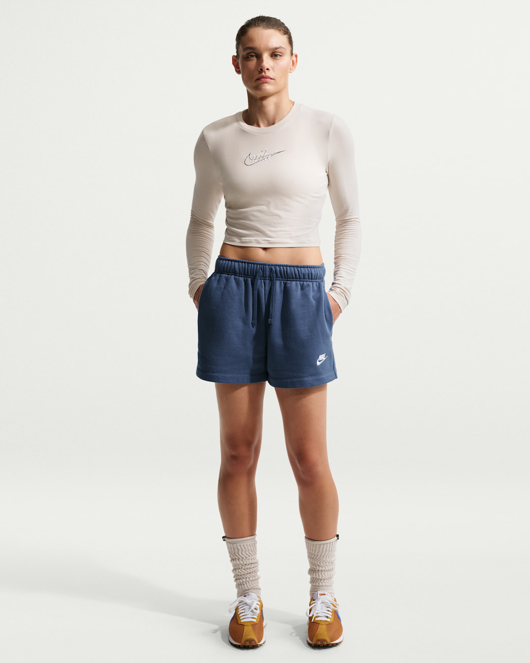 Shorts de tiro medio para mujer Nike Sportswear Club Fleece - Azul marino místico/Blanco