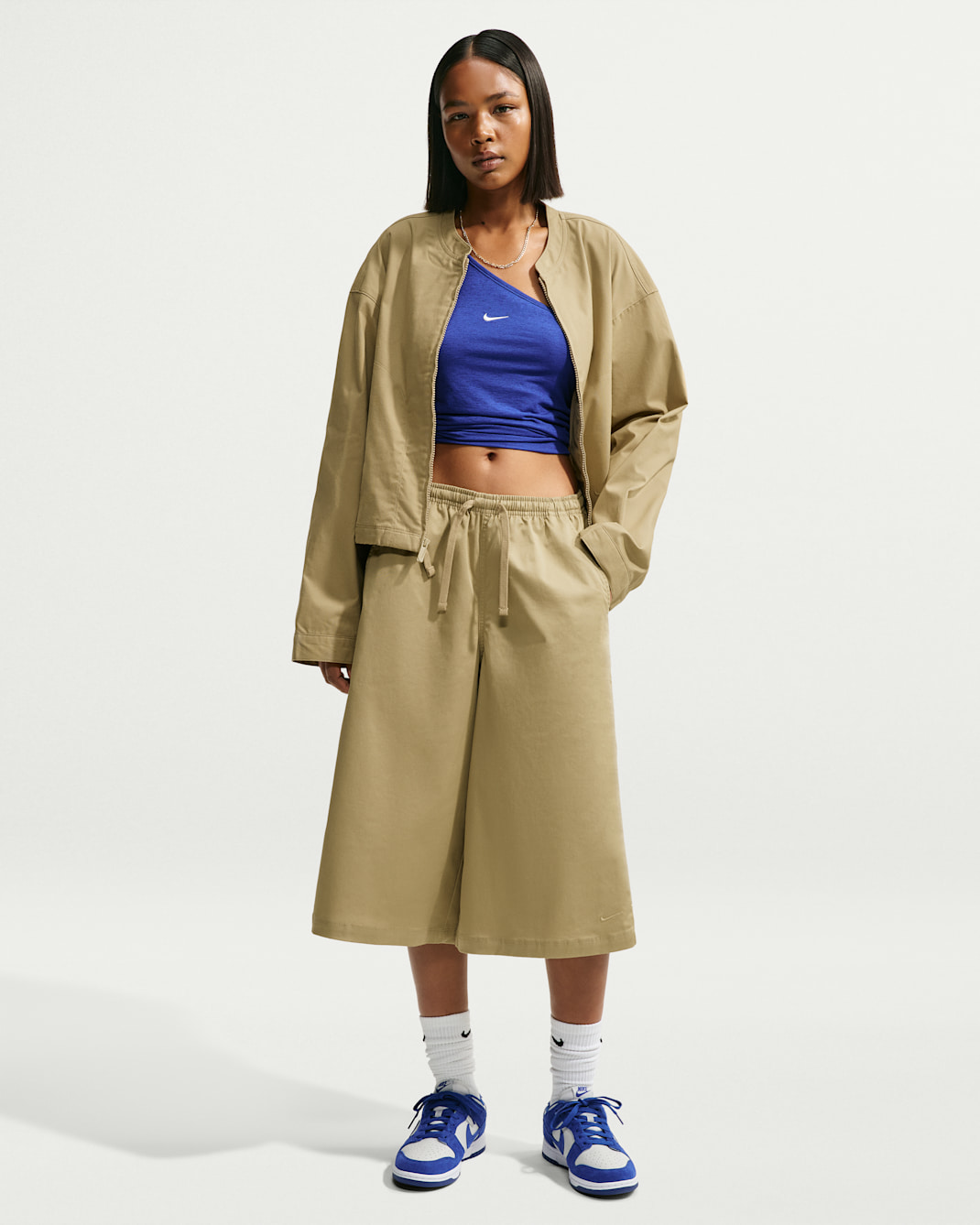 Nike Sportswear ekstra stor fallskjermshorts med mellomhøyt liv til dame - Parachute Beige/Parachute Beige