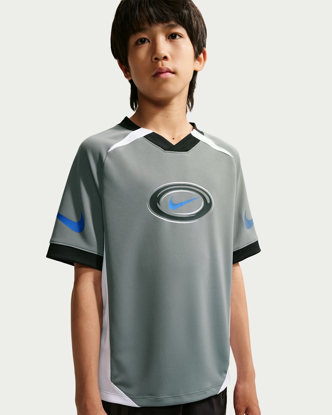 เสื้อแขนสั้น Dri-FIT เด็กโต Nike Multi (ชาย) - Smoke Grey/ขาว/Game Royal