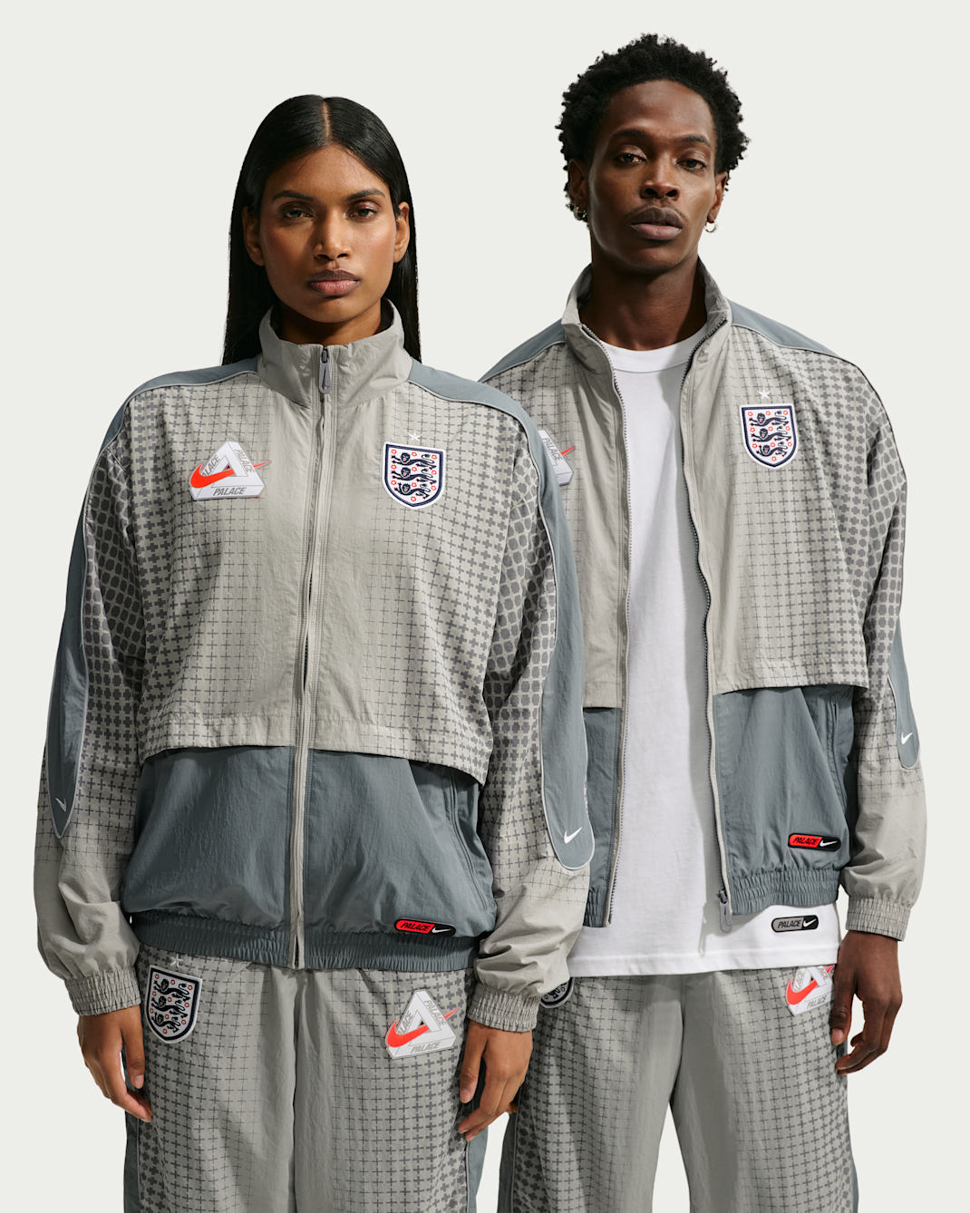 Veste de survêtement Angleterre x Palace pour homme - Pewter Grey/Cool Grey/Bright Crimson
