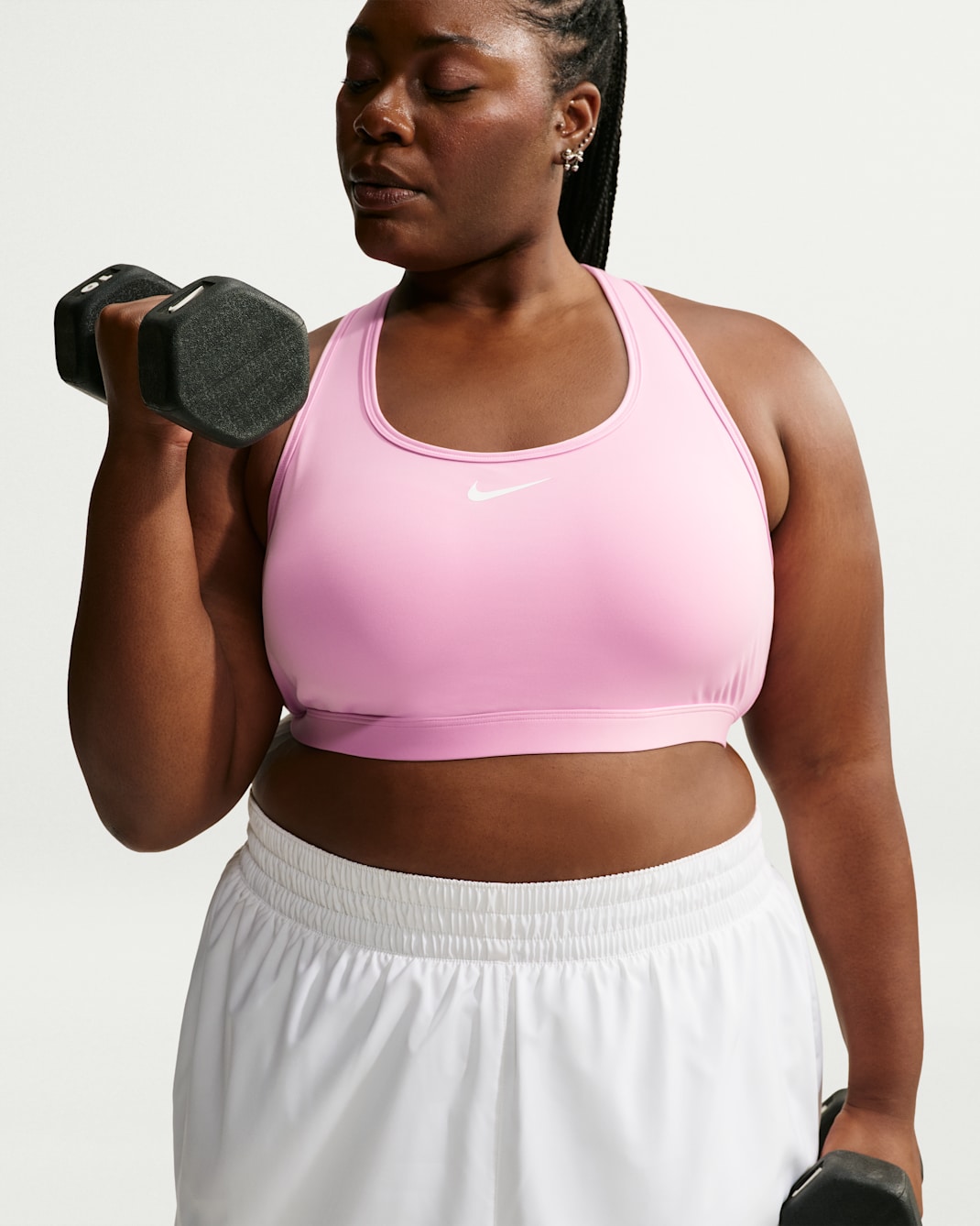 Nike Swoosh sport-bh met vulling en medium ondersteuning (Plus Size) - Pink Rise/Wit