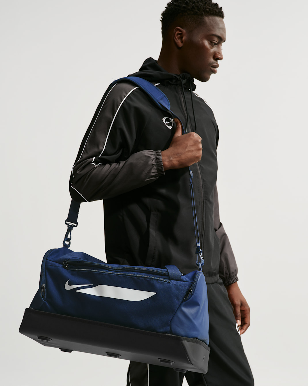 Nike Academy keményfalú futballedzőtáska (kis méretű, 40 l) - Midnight Navy/Fekete/Fehér
