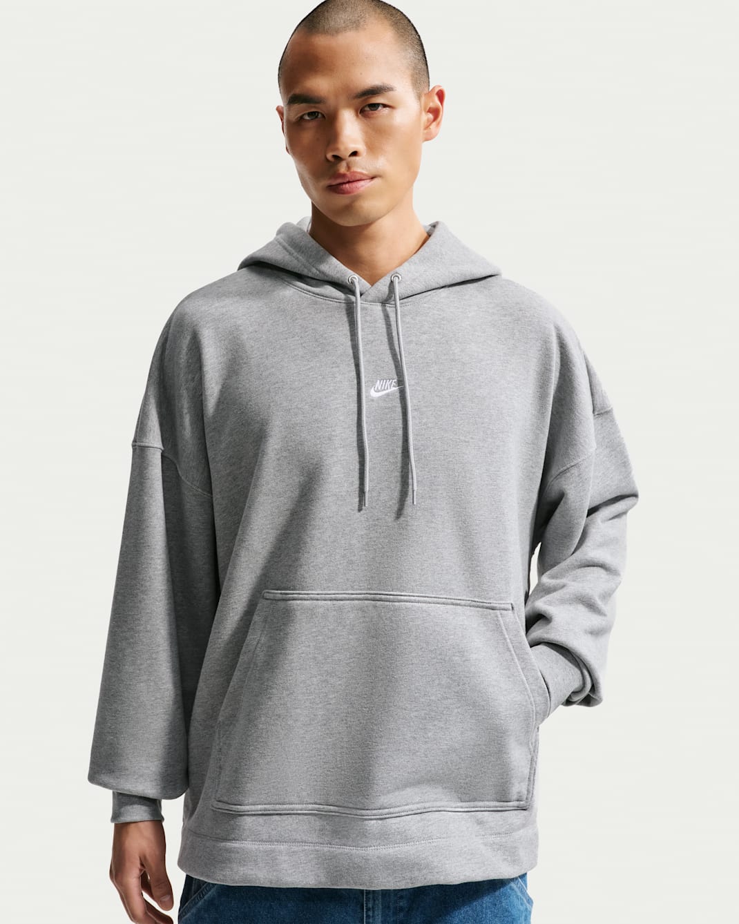 เสื้อมีฮู้ดแบบสวมผ้าเฟรนช์เทรีขนาดโอเวอร์ไซส์ผู้ชาย Nike Sportswear Club - Dark Grey Heather/Light Smoke Grey/ขาว