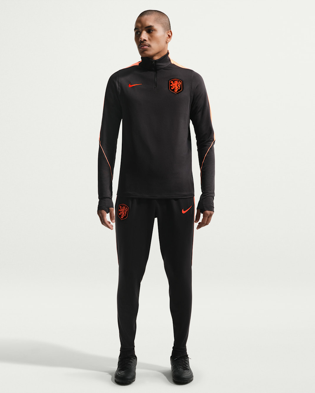 Męskie spodnie piłkarskie z dzianiny Nike Dri-FIT Holandia Strike - Czerń/Hyper Crimson/Hyper Crimson