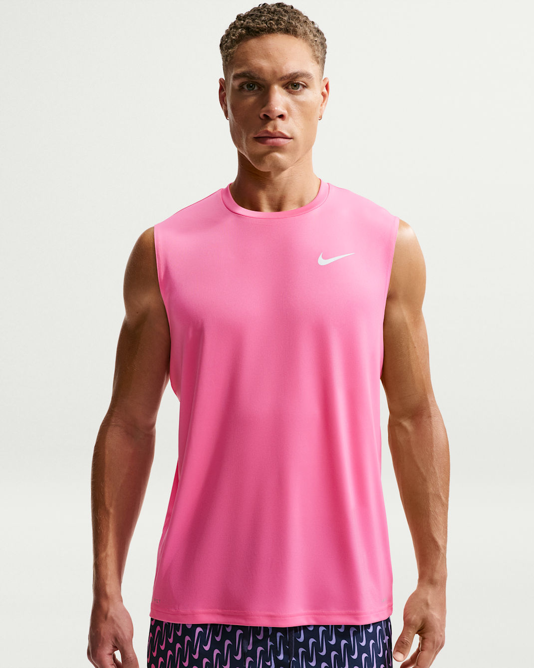 Camiseta sin mangas Dri-FIT con protección contra los rayos UV para hombre Nike Swim Hydroguard Essential - Rosa resplandor/Rosa resplandor/Rosa resplandor/Blanco