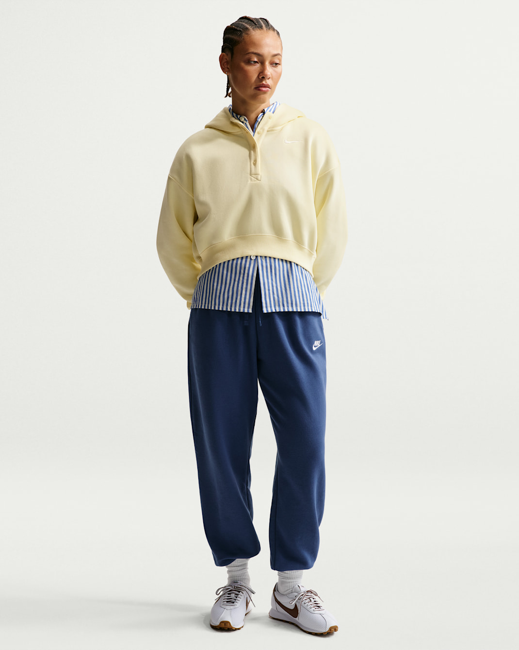 Nike Sportswear Club Fleece Pantalones de entrenamiento oversized de tiro medio para mujer - Azul marino místico/Blanco